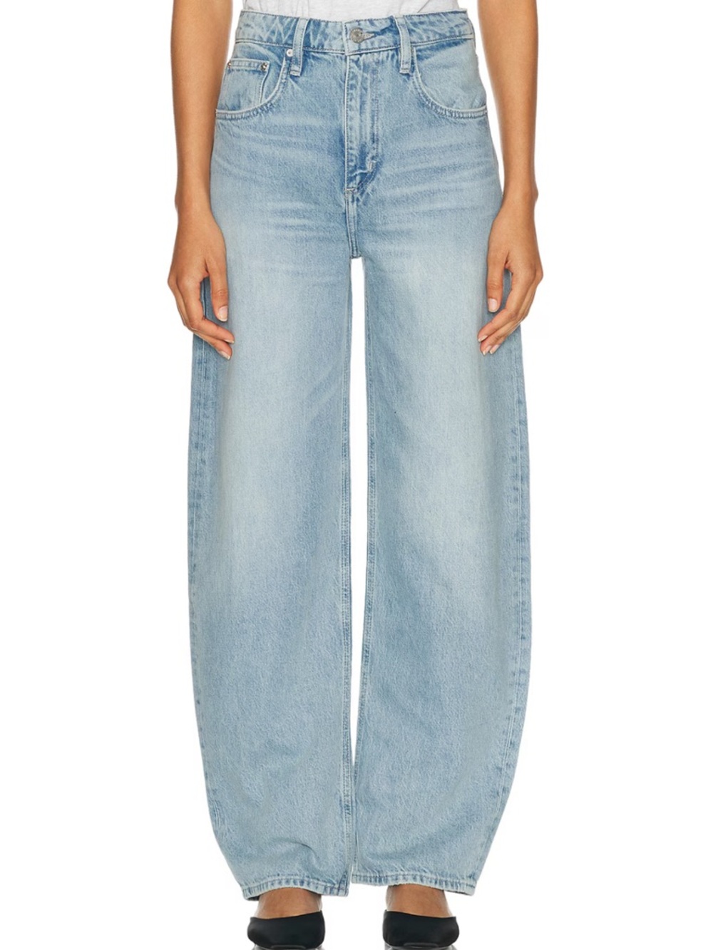 Frame Long Barrel Leg Jeans in Irwin Light Wash Size: 28